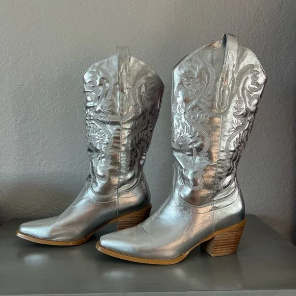 Women’s Metallic Silver Cowgirl Boots - Picture 4 of 11